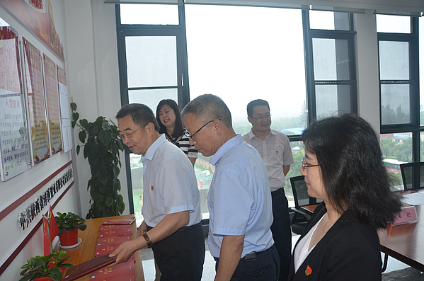 參觀黨員活動室.jpg 參觀黨員活動室.jpg